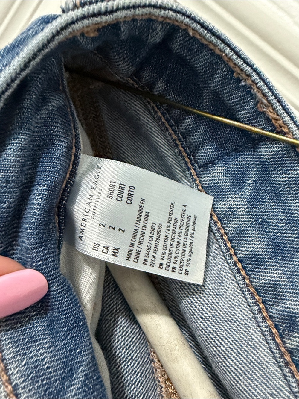 American Eagle Outfitters Distressed Ripped Knee Mom Jeans Medium Wash 2S - Picture 2 of 7
